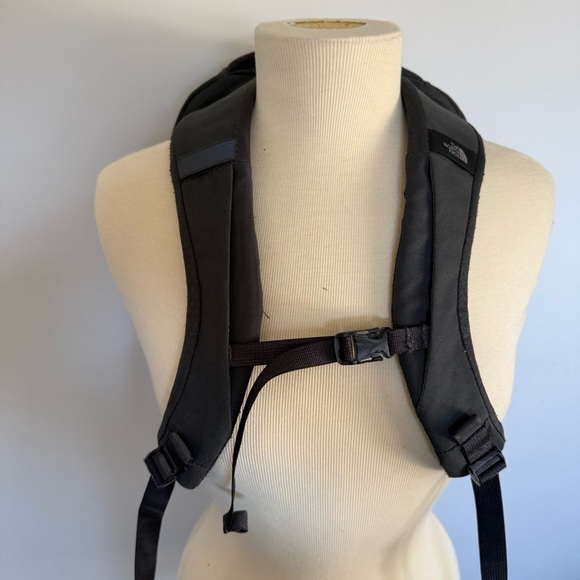 The North face Pivoter 22L Backpack in dark gray with purple - Picture 8 of 9